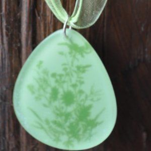 green floral acrylic pendant on green ribbon adjustable necklace (509)